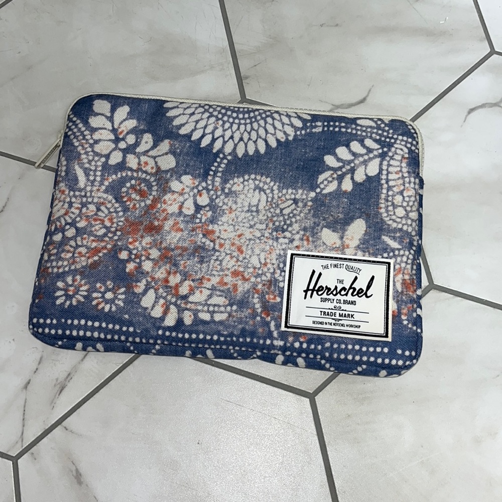 Herschel case